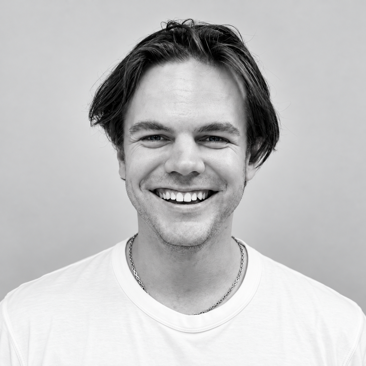 Leende svartvit studioporträtt